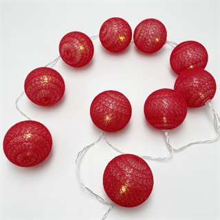 LED lyskæde med røde bomuldskugler